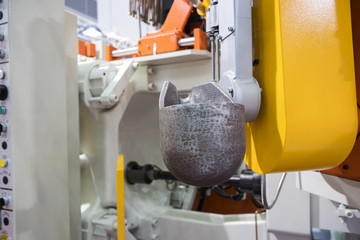high pressure die casting machine ; focus on ladle and robot that transfer molten metal to sleeve .