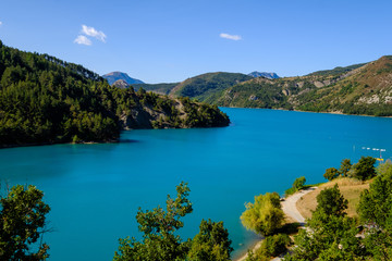 Naklejka premium Vue panoramique sur le lac de Castillon. Alpes de Haute Provence. 