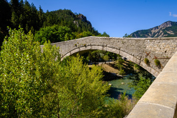 Ancien pont sur le Verdon (pont du roc). Village de Castellane, Alpes de Haute Provence. Provence, France.