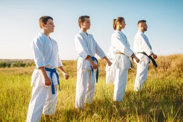 Crédence de cuisine en verre imprimé Arts martiaux Karate group with master in white kimono