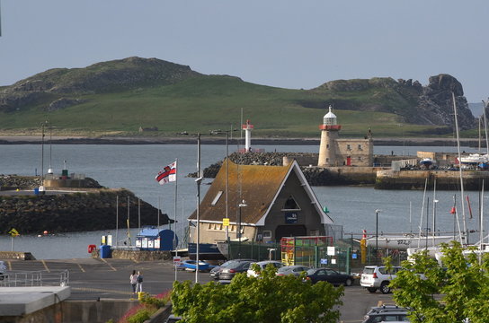 Blick auf den Hafen von Howth mit Leuchtturm und gr&uuml;ner Insel im Hintergrund