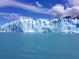 panorámica del glaciar Perito Moreno con cielo y nubes en patagonia argentina
