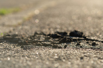Straßenschaden auf Straße mit kaputten Teer