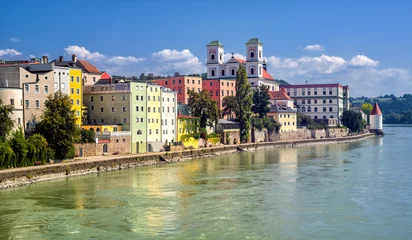 Wandaufkleber Colorful traditional houses on Inn river in historical old town Passau, Germany © Boris Stroujko