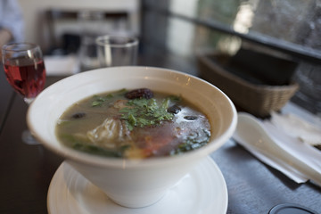 薬膳スープの麺