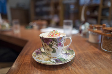 五色チョコスプレーと生クリームののった珈琲