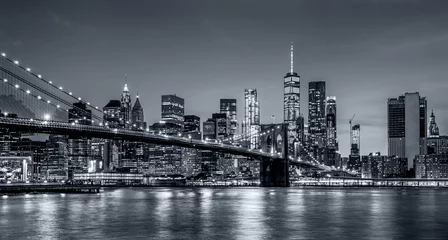 Fotobehang Panorama New York City & 39 s nachts in zwart-wit blauwe tonaliteit © bluraz