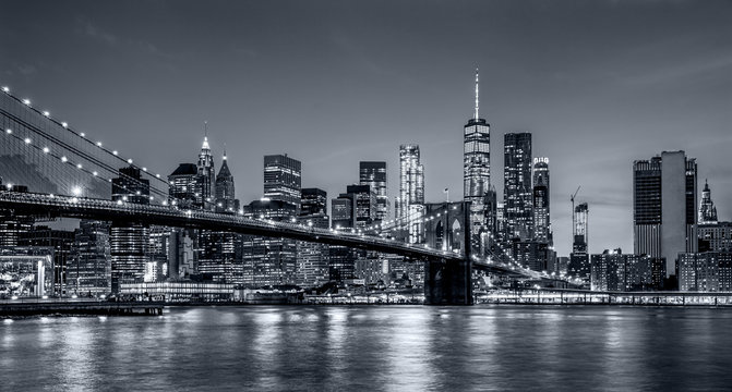 Fototapeta Panoramy nowy York miasto przy nocą w monochromatycznej błękitnej tonaci