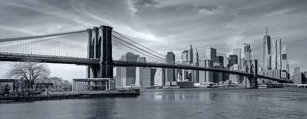 Poster Panorama New York City & 39 s nachts in zwart-wit blauwe tonaliteit © bluraz