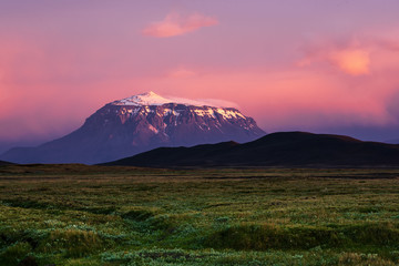 Obraz premium Beautiful volcanic mountain in Iceland covered with snow in pink sunset light