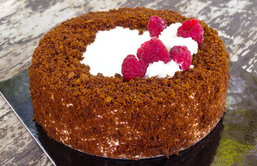 deliziosa torta di lamponi, cioccolata e panna