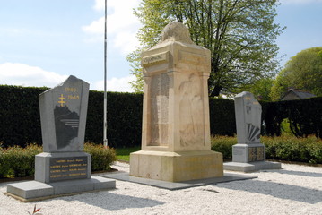 Fototapeta na wymiar Ville de Combourg, monuments aux morts de la ville, département d'Ille-et-Vilaine, Bretagne, France