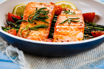 Grilled salmon and asparagus
