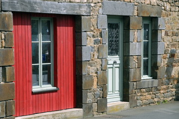 Ville de Combourg, maison bretonne, façade en granit et porte rouge, département d'Ille-et-Vilaine, Bretagne, France