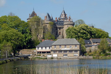 Fototapeta na wymiar Ville de Combourg, Château de Combourg classé Monument Historique depuis 1966, et le lac Tranquille, département d'Ille-et-Vilaine, Bretagne, France