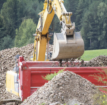 Bagger baggert Steine