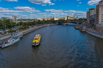 Fototapeta na wymiar Moskau Fluss Boote Kreml