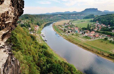 Fototapeta na wymiar Elbe, Blick von der Bastei zum Lilienstein