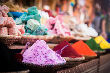 Bunte Färbemittel auf marokanischem souk