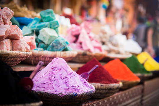 Bunte F&auml;rbemittel auf marokanischem souk