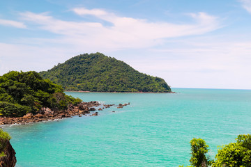 Naklejka premium Island and clean sea at Nang Phaya Hill Scenic Point located at Chanthaburi Thailand