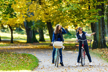 Obraz premium Healthy lifestyle - people riding bicycles in city park