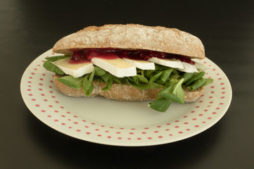 kanapka z serem camembert