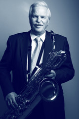 Obraz premium Older man with a saxophone