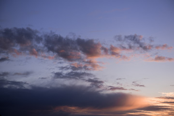 Lila Wolken bei Sonnenuntergang