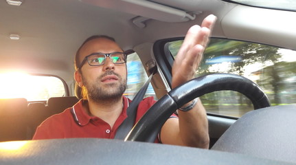 Uomo alla guida dell'auto - turismo o lavoro