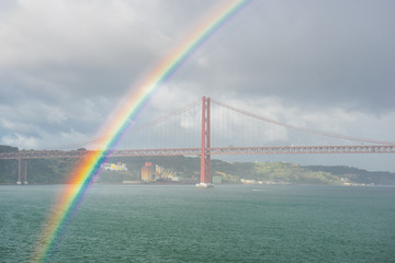 Fototapeta na wymiar Lisabonn Brücke mit Regenbogen