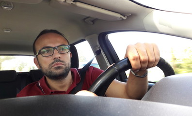 Uomo alla guida dell'auto - turismo o lavoro