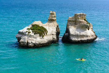 Vista dall'alto sugli scogli delle Due Sorelle, Salento