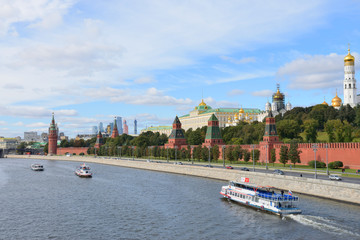 Obraz premium Pleasure boat on the background of the Moscow Kremlin.