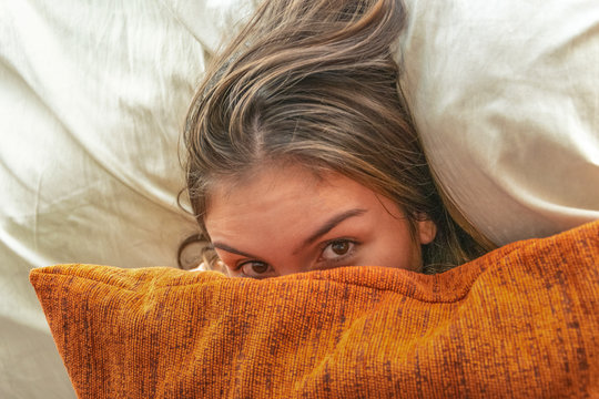 Chica tap&aacute;ndose el rostro por verg&uuml;enza.