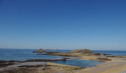 Fototapeta premium Vue sur le Grand Bé et la piscine de la plage