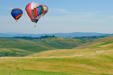 Fototapeta premium Colorful hot air balloons flying over the mountain