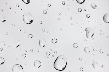 Nahaufnahme von Regentropfen auf einer Glasscheibe