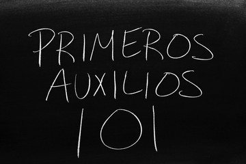 Obraz premium The words Primeros Auxilios 101 on a blackboard in chalk. Translation: First Aid 101