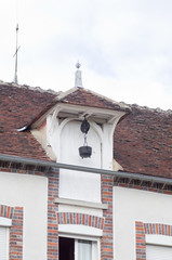 Chaudron suspendu, façade maison