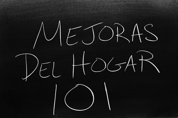 Obraz premium The words Mejoras Del Hogar 101 on a blackboard in chalk. Translation: Home Improvement 101