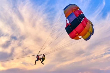 Crédence de cuisine en verre imprimé Sports aériens Le parachute ascensionnel au coucher du soleil