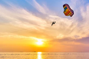 Papier Peint photo Sports aériens Le parachute ascensionnel au coucher du soleil