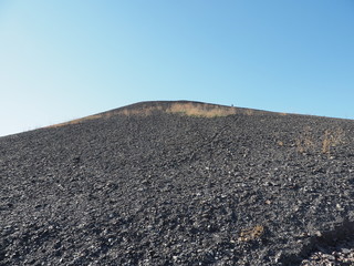 Bergehalde bei Ensdorf im Saarland - mit Saarpolygon - ein weit sichtbares Wahrzeichen 
