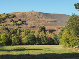 Bergehalde bei Ensdorf im Saarland - mit Saarpolygon - ein weit sichtbares Wahrzeichen 
