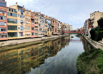 Obraz premium Vista del puente en ciudad de Girona