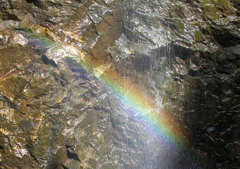 regenbogen im wasserfall makro