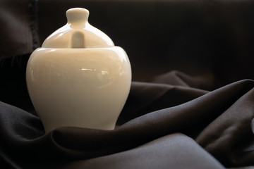 Bodeg&oacute;n: azucarera blanca sobre tela negra