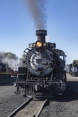 Naklejka premium Zabytkowa lokomotywa wąskotorowa Cumbres Toltec w Chama w Nowym Meksyku gotowa do jazdy na północ do stacji Antonito w Kolorado