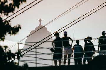 Silhouette von Touristen, die auf die Christus-Statue in Rio de Janeiro schaut